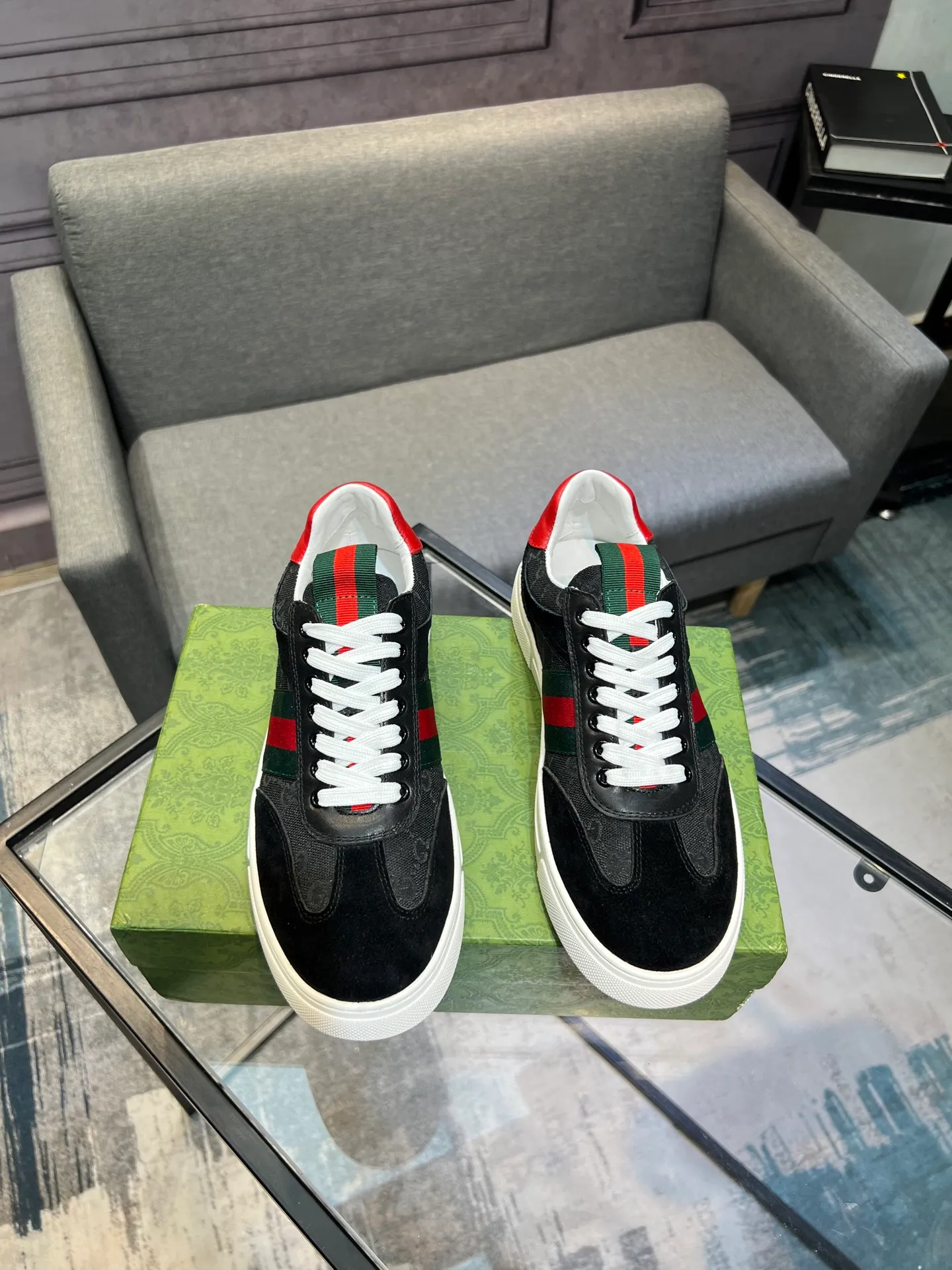 Men's Men's Shoes 💰440 Gucci Gucci's latest trendy shoes and casual shoes are popular in physical stores, new spring and summer comfortable imported custom original cowhide, unique jacquard fabric element design. With sheepskin lining, original bottom, 💪 details determine quality, you can enter and leave the counter at will, welcome to compare🇮🇹, code number 38-44 (45 customized)